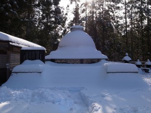 雪をかぶった仏舎利宝塔