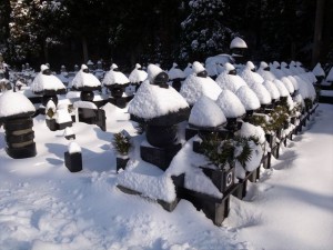雪をかぶった墓石