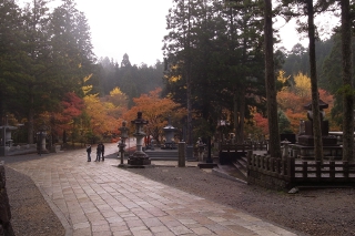 高野山の紅葉・東日本大震災慰霊碑と英霊殿