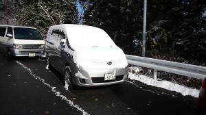 2014初雪・高野山駅に置いてあった社用車