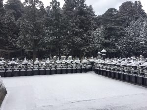 高野山で雪が降りました。